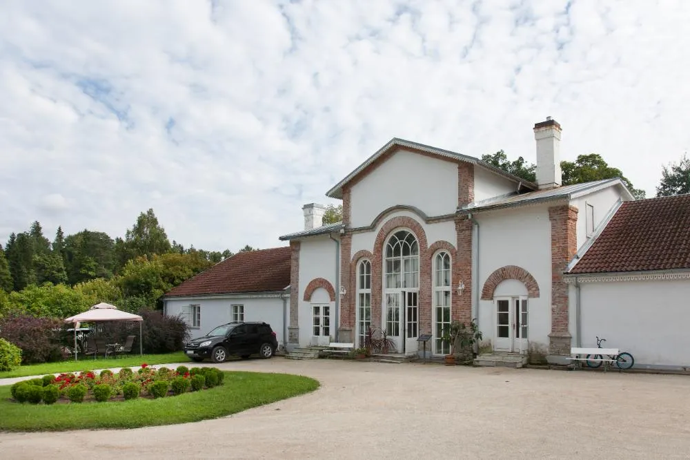 52345 Large Driveway To An Upscale Residence